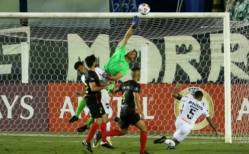 Goleiro do Deportivo Lara tenta fazer defesa contra o Santos. Foto: Getty Images