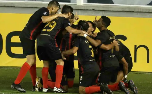 Jogadores do Deportivo Lara comemoram gol na Vila Belmiro. Foto: Getty Images