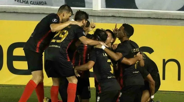 Jogadores do Deportivo Lara comemoram gol (Foto: Getty Images)