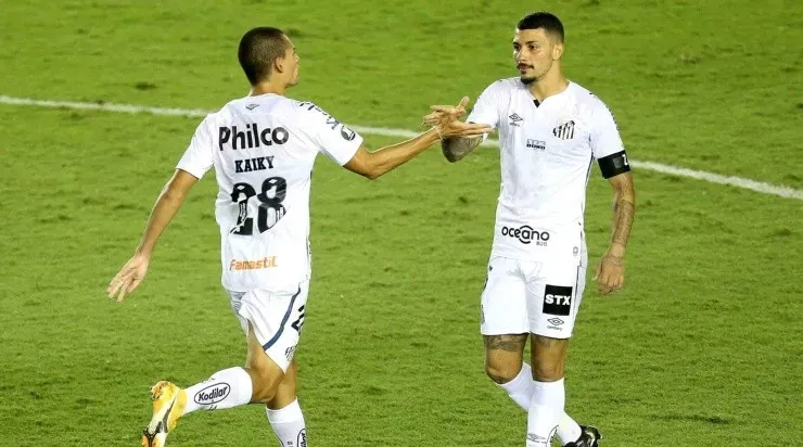 Jogadores do Santos comemoram gol (Foto: Getty Images)