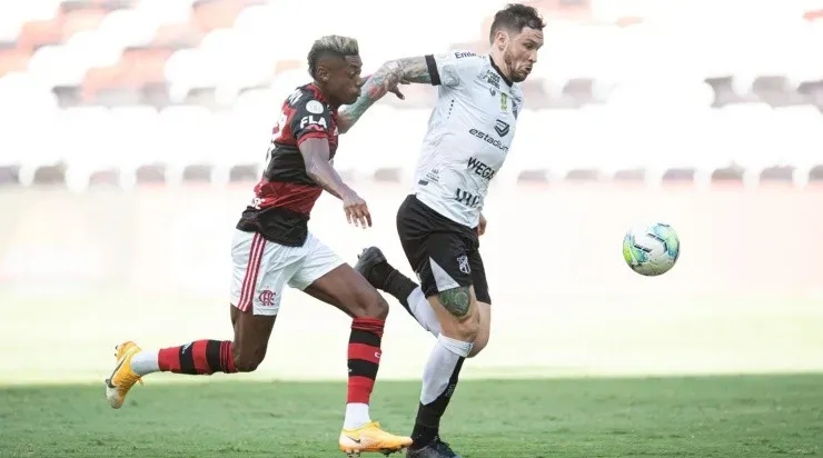 Tiago: de saída do Vozão (Foto: Jorge Rodrigues/AGIF)