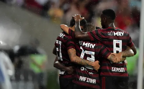 Jogadores do Flamengo abraçados. Foto: AGIF