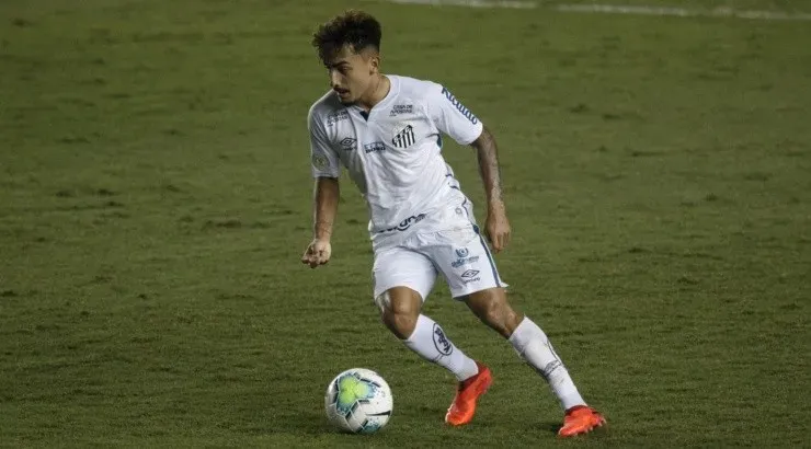 Lucas Lourenço pode negociar com o Athletico - Foto: Ettore Chiereguini/AGIF.