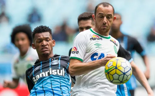 Jailson (à esq.) está sendo disputado porAtlético, São Paulo e Grêmio (Foto: Jeferson Guareze/AGIF)