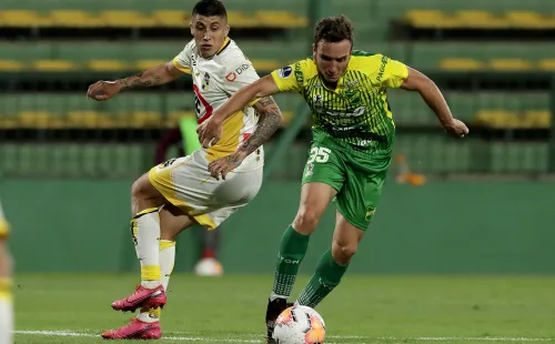 Larralde (à dir.) é um meia de ligação interessante no mercado da América do Sul (Foto: Alejandro Pagni – Pool/Getty Images)
