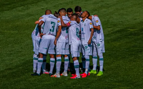 Abraço de jogadores do América-MG. Foto: AGIF
