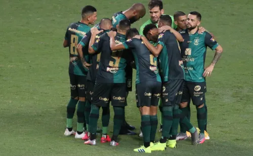 Jogadores do América-MG abraçados. Foto: Getty Images