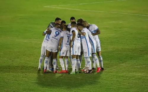 Jogadores do Novo Hamburgo abraçados. Foto: AGIF