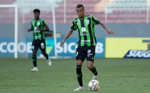 Ademir em partida pelo América-MG. Foto: AGIF