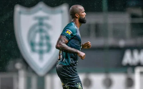 Zagueiro de 26 anos tem proposta para defender o Ceará em 2021 (Foto: Mourão Panda / América)