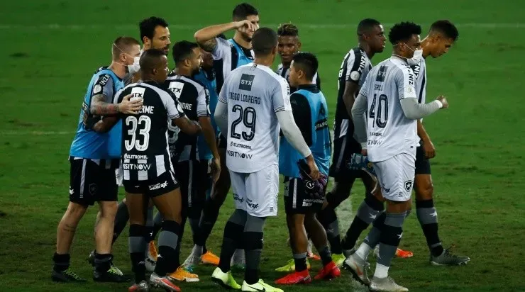 Jogadores do Botafogo comemoram gol (Foto: Getty Images)