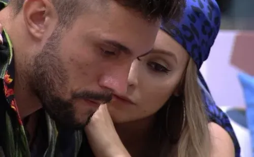 Arthur e Carla Diaz: relação de altos e baixos (Foto: Reprodução/Globoplay)