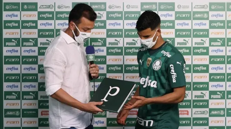 Edu Dracena foi o resposável por apresentar o jogador nesta sexta-feira (26). Foto César Greco/Palmeiras