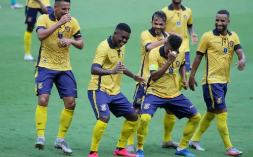 Comemoração de gol do Retrô. Foto: AGIF