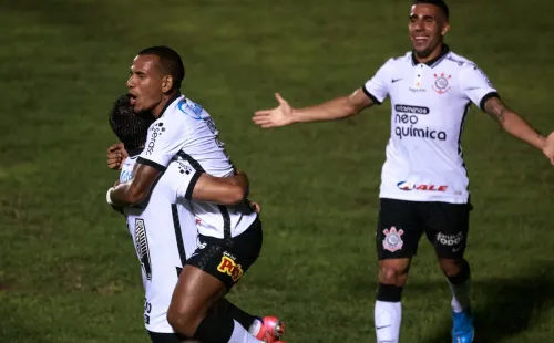 Jogadores do Corinthians comemoram gol. Foto: AGIF