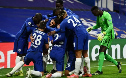 Jogadores do Chelsea abraçados. Foto: Getty Images