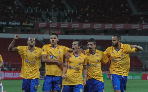 Jogadores do Pelotas comemoram gol. Foto: AGIF