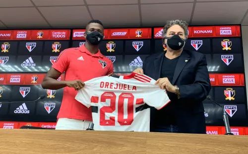 Orejuela e Casares: presidente apresentando um dos reforços do Tricolor para 2021 (Foto: Rubens Chiri/Divulgação/São Paulo)