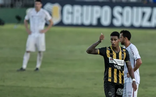 Alef Manga marcou duas vezes na vitória do Volta Redonda neste domingo pelo Carioca (Foto: Thiago Ribeiro/AGIF)