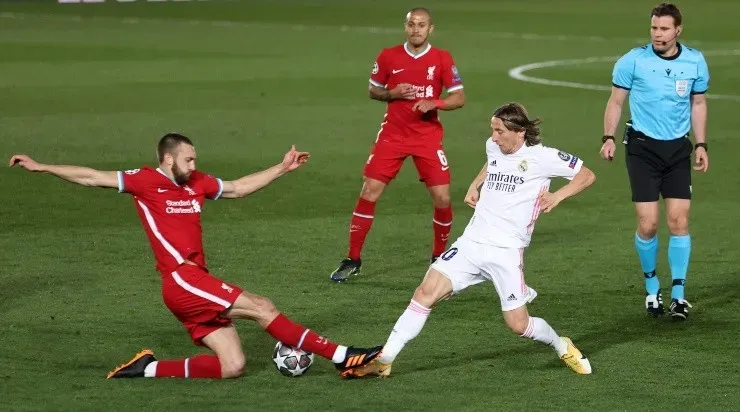 Jogadores disputam a bola no meio-campo (Foto: Getty Images)