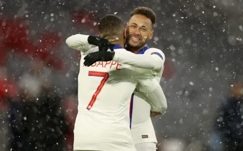 Neymar comemora gol com Mbappé pela Champions League. Foto: Getty Images
