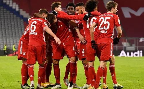 Jogadores do Bayern de Munique abraçados. Foto: Getty Images