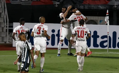 São Paulo comemorando gol contra o Santos no Paulistão. (Foto: AGIF)
