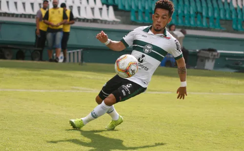 Rafinha tem contrato expirando em abril no Couto Pereira (Foto: Gabriel Machado/AGIF)