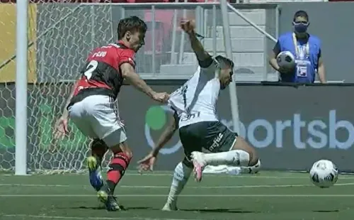 Rodrigo Caio puxa Rony dentro da área. Pênalti! (Foto: Reprodução TV)