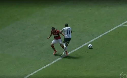 Palmeiras reclamou pênalti neste lance. (Foto: Reprodução TV)