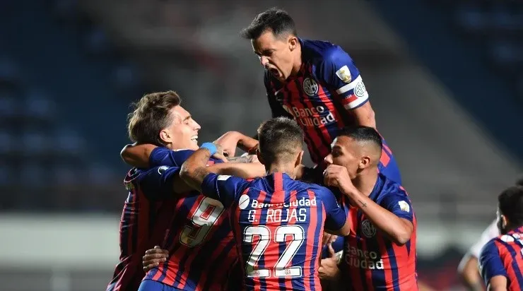 Jogadores do San Lorenzo comemoram gol pela Libertadores (Foto: Getty Images)