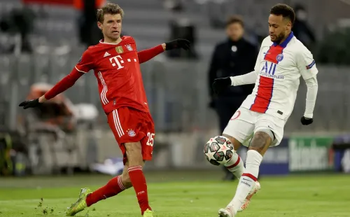 Thomas Muller e Neymar em disputa de bola. Foto: Getty Images