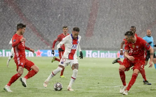 Neymar, do PSG, é cercado por jogadores do Bayern de Munique. Foto: Getty Images