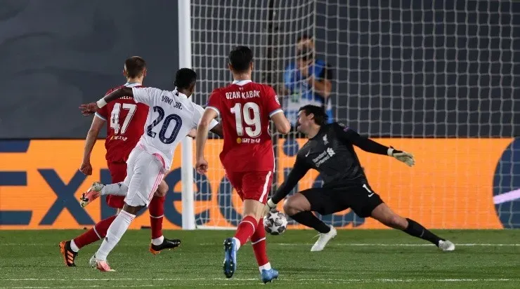Vinícius Júnior finaliza para marcar um dos gols da vitória do Real Madrid no jogo de ida (Foto: Getty Images)