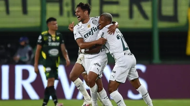 Jogadores do Palmeiras comemoram gol de Scarpa na Argentina (Foto: Getty Images)