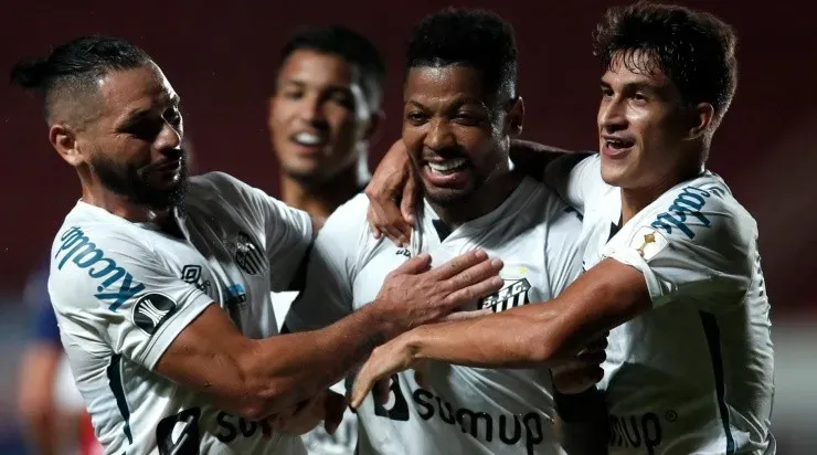 Jogadores do Santos comemoram gol na partida de ida (Foto: Getty Images)