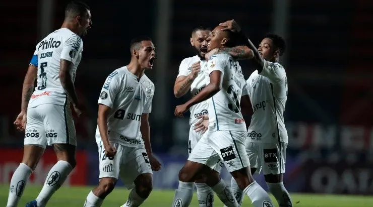 Jogadores do Santos comemoram gol na Argentina (Foto: Getty Images)