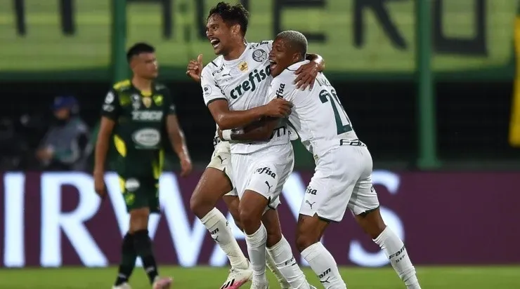 Jogadores do Palmeiras comemoram gol de Scarpa na Argentina (Foto: Getty Images)