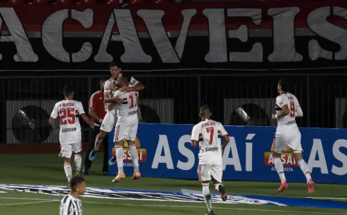 São Paulo festejando um gol no estadual. (Foto: Ettore Chiereguini/AGIF)