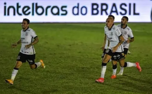 Jogadores do Corinthians comemoram gol. Foto: AGIF