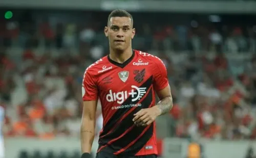 Thonny Anderson passou pelo Athletico em 2019 e agora vai defender o Bahia na Sula (Foto: Gabriel Machado/AGIF)