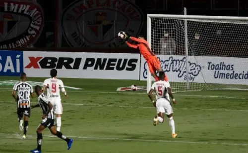 São Paulo em campo no clássico contra o Palmeiras. (Foto: AGIF)