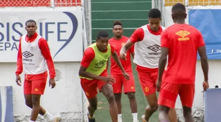 Jogadores do Aucas durante treinamento (Foto: Reprodução/Twitter)