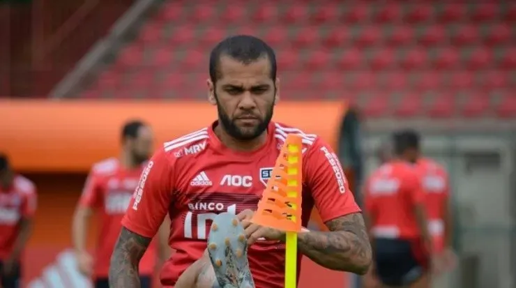 Daniel Alves vem se destacando na lateral direita