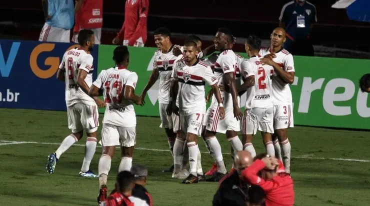 Jogadores do São Paulo comemoram gol (Foto: Ettore Chiereguini/AGIF)