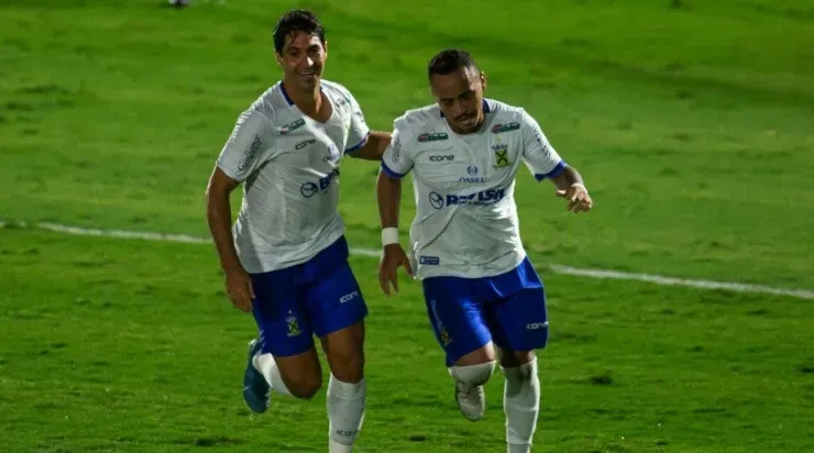 Jogadores do Santo André comemoram gol diante do RB Bragantino (Foto: Diogo Reis/AGIF)