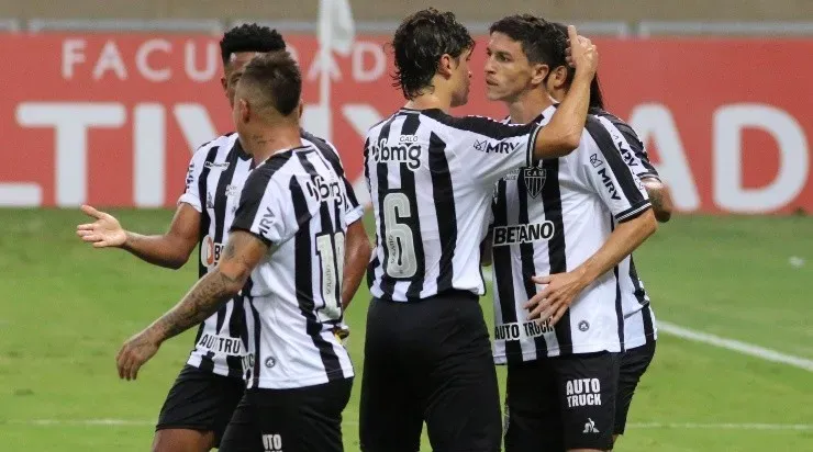 Jogadores do Atlético-MG comemoram gol (Foto: Fernando Moreno/AGIF)