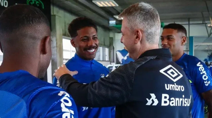Treinador reencontrou o garoto - Foto: Lucas Uebel/Flickr Oficial do Grêmio/Divulgação.