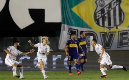 Jogadores do Santos comemoram gol contra o Boca Juniors. Foto: Getty Images