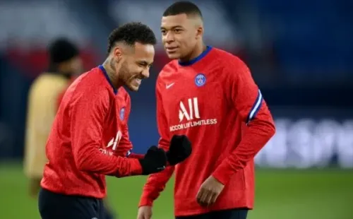 Neymar e Mbappé durante aquecimento do PSG. Foto: Getty Images